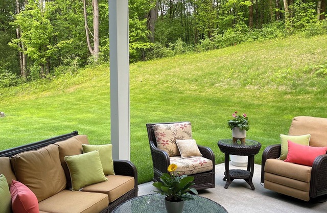 Summer in Saratoga! Modern Farm House - 5 minutes to it all!
