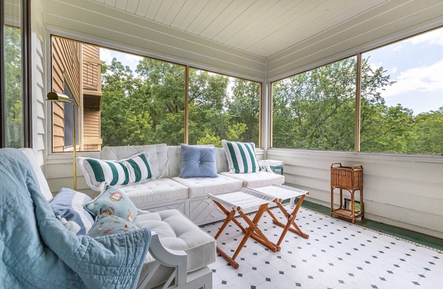Enjoy our Lake Views this Spring! King Bed, Screened in Porch, Pool Access