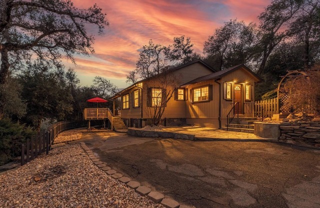SUMMER LOW MIDWEEK RATES! Charming 2-bedroom cottage in Julian with FREE Wifi