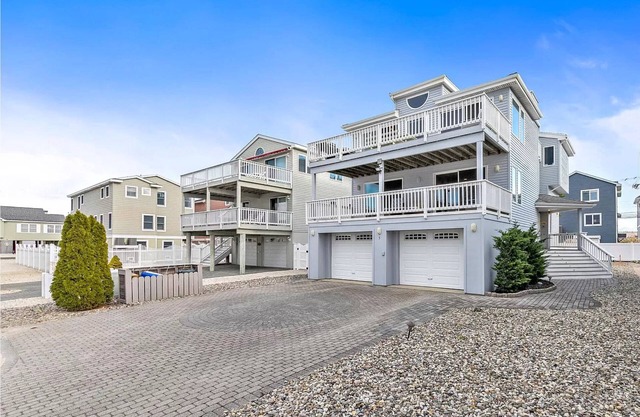 SUMMER PEAK WEEKS AVAILABLE Oceanside 4 Bdm Steps Off Beach, Sleeps 15