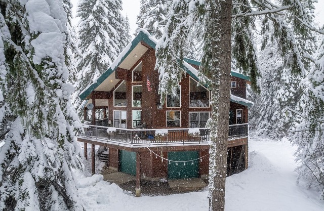 Summer Play, Secluded, Hot Tub, Lakes, Hiking, Game Room, 5 Star Rating AirBnB
