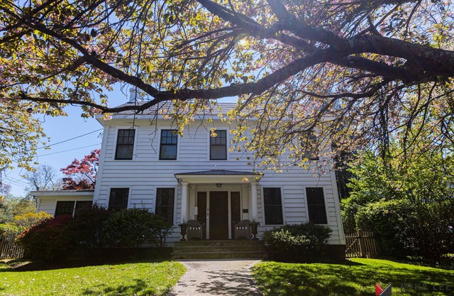 Summer Rental: 4 Car Garage 1/4 mile to town of Fairfeild Center