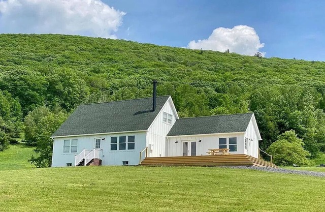 Summer rental 4Br - Big views + Pond, 10 acres bwtn Hudson and Great Barrington