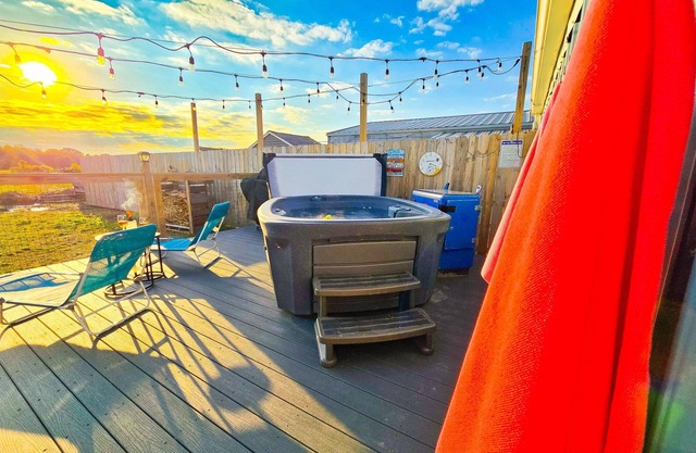 Summer Retreat w/ Hot Tub&Firepit/10 Min. to Beach