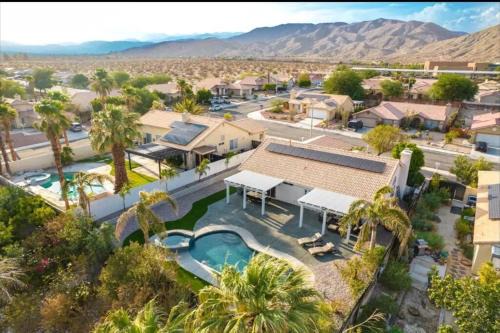 Summer Sale June-August 300 Dollars Nightly Rate, Resort Style Desert Home