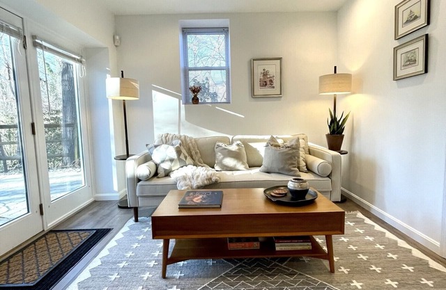Summer Special in Annapolis! Pristine, Peaceful, Walkable 1B/1B Apt. Sleeps 4.