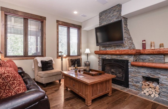 Summer Stays Available! Modern Townhome on Sierra Star Golf Course with Private Hot Tub