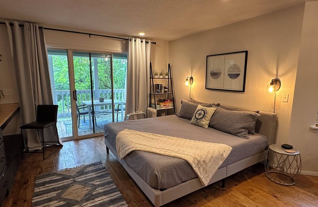 Summerhill Wanderlust- Studio Condo -Top Floor!
