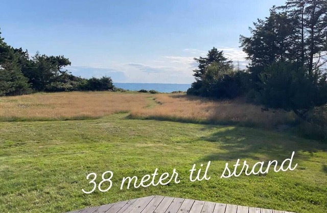 Summerhouse on the beach and with ocean view