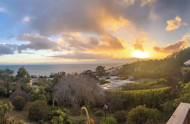 SUMMERLAND Panoramic Ocean Views / Walk to Beach & Town, Family Friendly.