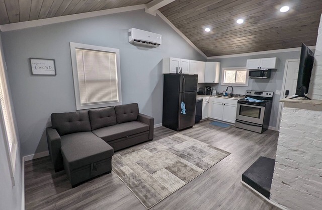 Summerlee Suite - Beautiful Remodeled Farmhouse 5 Mins from the New River Gorge!