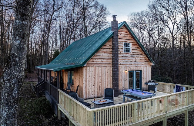 Summersville Family Lodge – Deck & Billiards Retreat