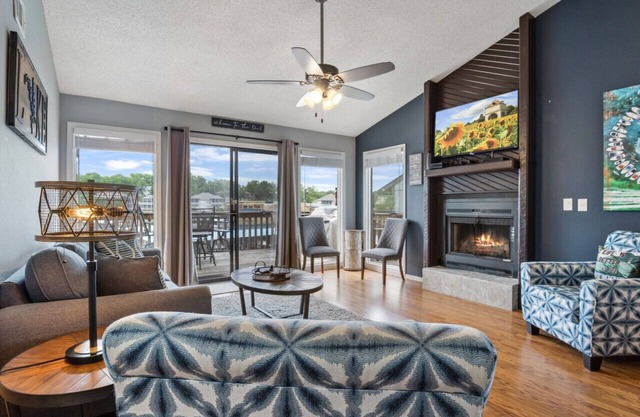 Summertime Blues-Top Floor Waterfront!
