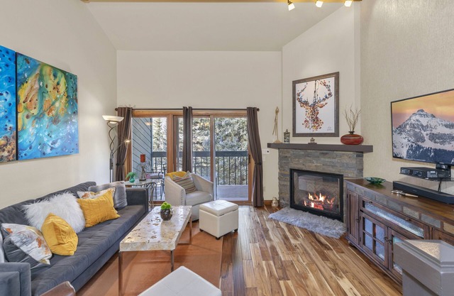 Best in Riverside!2B / 2Bth mit Blick auf den Fluss mit Kamin, Deck, Dampfdusche