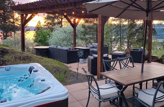 'Summit Solitude' Hot Tub & Views in Harrison!