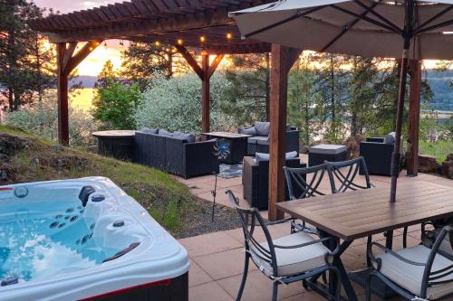 Summit Solitude Hot Tub and Views in Harrison!