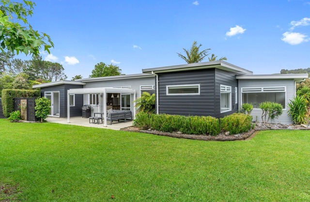 Sun Central - Modern, sunny holiday home in tranquil garden setting
