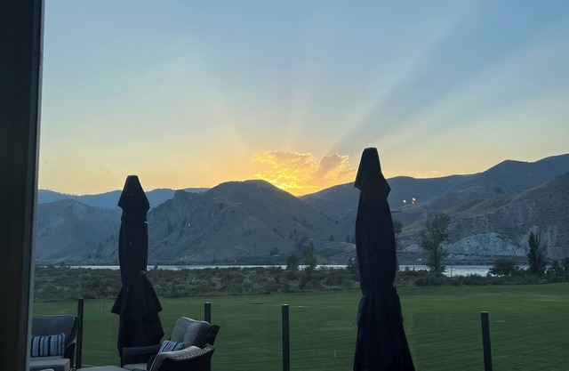 Sun Cove - Lake Entiat - 4 bedroom + fenced yard + Lake and Mountain views