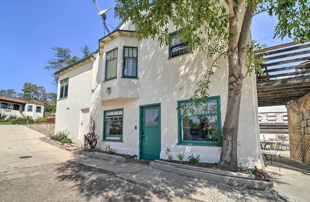 NEW! Sun-Dappled Santa Paula Abode, 16 Mi to Beach