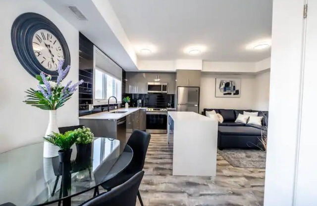 Sun drenched 3 Bed 2 Bath New Modern Townhouse