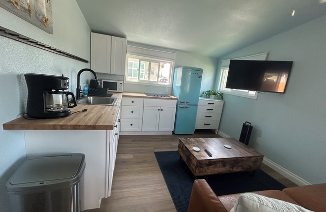 Sun drenched Beach retreat in quiet walkable pet friendly neighborhood!!