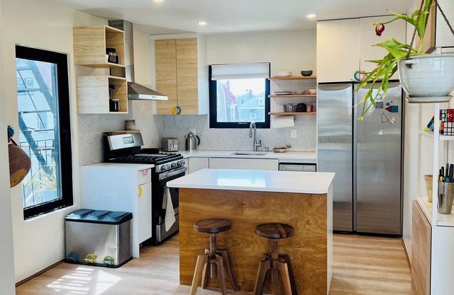 SUN FILLED 3-bedroom APARTMENT with WiFi, AC in ROCKAWAY BEACH