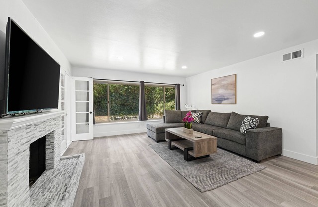 Sun House Home w/ King Size Bed in Whopping Master