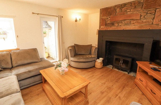 SUN HOUSE, pet friendly, country holiday cottage in Allonby