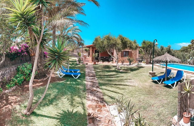 Kleine Steinfinca für 4 Personen mit Klimaanlage und Pool in ruhiger Lage