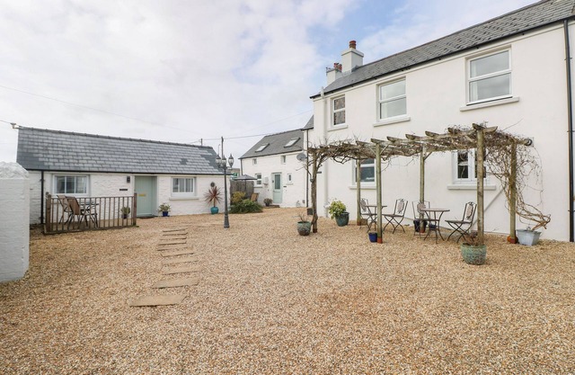 SUN RISE COTTAGE, pet friendly, character holiday cottage in Kilgetty