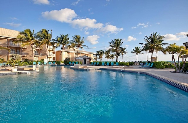 Sun, Sand & Surf! 4 Comfortable Units, Outdoor Pool, Near Cayman Turtle Center!