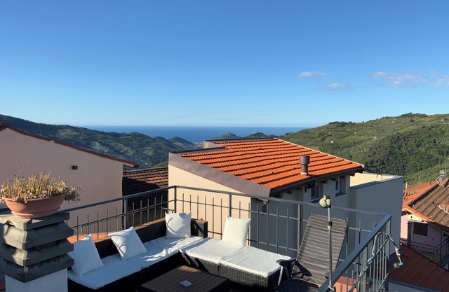 Sonne. Meer. Berge. Familienfreundliches Dorfhaus in Ligurien, Italien.
