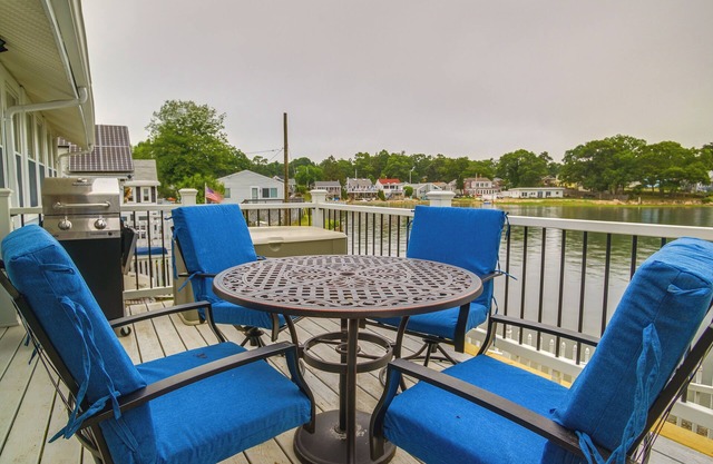 Sun-Soaked Wareham Cottage w/ River Access!