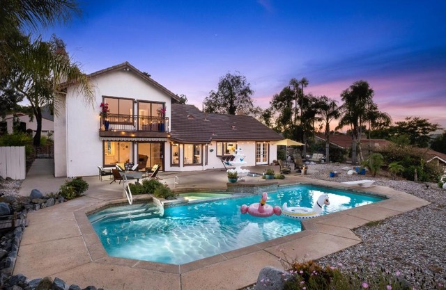 Sun&Star Studded Central Luxury with Hottub, Pool, Views