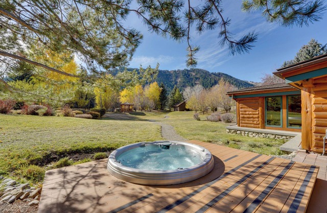 Sun Valley Log Home w/ Hot Tub & Mtn Views!
