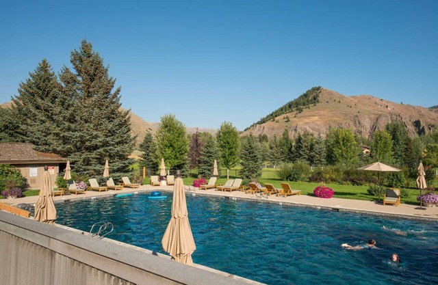 Sun Valley Serenity: Luxurious 4-Bedroom Home 3 min. from Ski Lifts and Downtown
