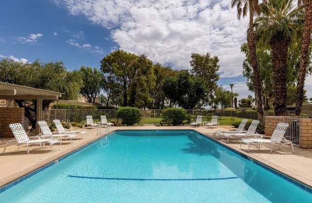 Sunbeam Villa - Upscale Vibrant Mid-Century Condo