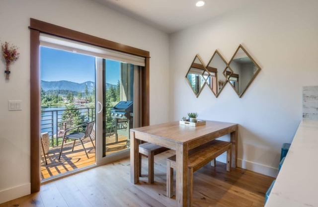 Suncadia 2 Bdrm Village Chalet Perched on the Pond Resort Core