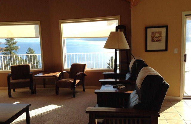 Red Haven Retreat - SPECTACULAR LAKEVIEWS und riesige Decks - Suncrest Suite (Mainfloor Suite)