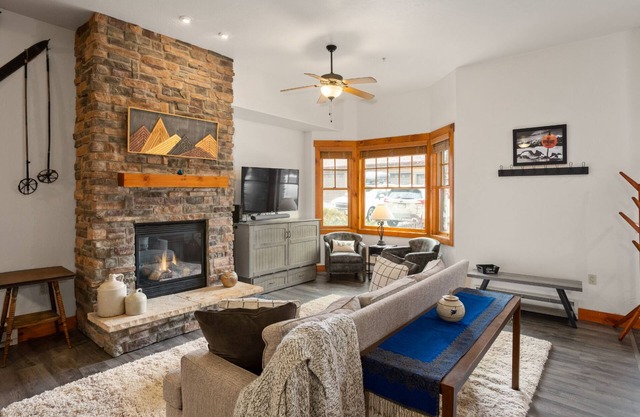 Sundance Creek 103 - Walk to Shops, Dining & Groceries, Hot Tub, Garage, W/D