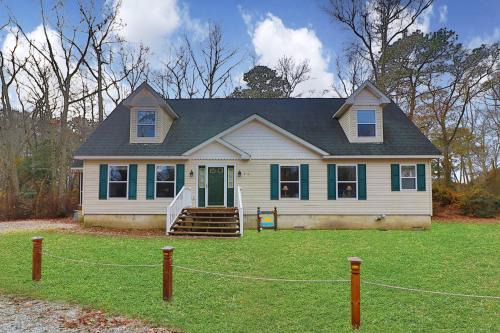 Sundance - In town with screened porch!