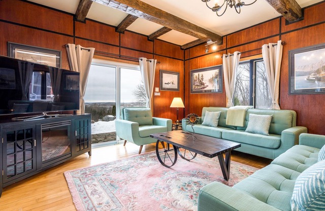 Sundance of Blantyre Ski Lodge w/ Private Hot Tub & Sauna House