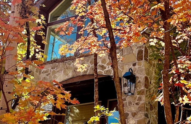 Sundance Romantic Carriage House Escape