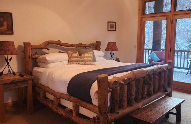 Sundance, Spacious Vaulted Ceiling Cabin, Hot Tub, Huge Lawn, Mountain Views.