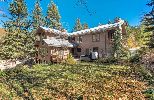 Sundance Splendor: 5-Bed Cabin Oasis with Majestic Mountain Views
