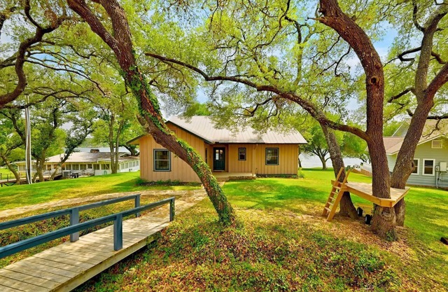 Sunday House @ Cockleburr Cove on Inks Lake - Lakefront property w/boat dock