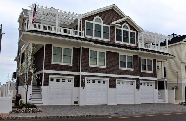 Sunday to Sunday. Elevator, Beach Badges. Roof top deck. WIFI. Bay side 4 Bedroom, 3 Bath Townhouse.