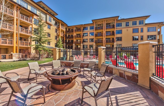 Sundial condo in the heart of Canyons Village, patio, outdoor pool, walk to hiking & biking C211