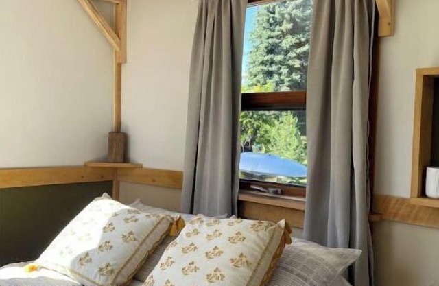 Sunflower Cottage - a walk away to the waterfall or beach