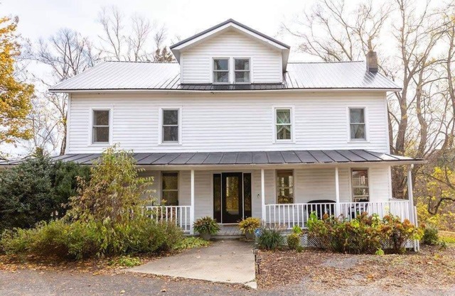 Sunflower Farmhouse - Stylish & Sleeps 12!